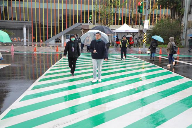 近日基隆气温骤降多雨，基隆市长谢国梁（中）与交通处长王圳宏前往港西街的旅客服务中心视察通勤族候车搭建的帐篷情形。（基隆市政府提供／徐佑升基隆传真）