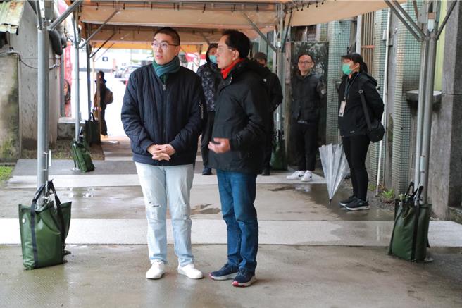 近日基隆气温骤降多雨，基隆市长谢国梁（左）与交通处长王圳宏（右）前往港西街的旅客服务中心视察通勤族候车搭建的帐篷情形。（基隆市政府提供／徐佑升基隆传真）