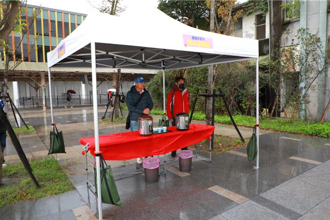 近日基隆气温骤降多雨，基市府交通处在港西街通勤族候车处除了有搭设帐棚外，另备有姜茶，提供民眾温暖身体。（基隆市政府提供／徐佑升基隆传真）