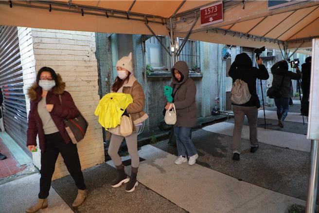 近日基隆气温骤降多雨，基市府交通处在港西街通勤族候车处搭设帐棚，方便后出民眾不用刮风淋雨。（基隆市政府提供／徐佑升基隆传真）