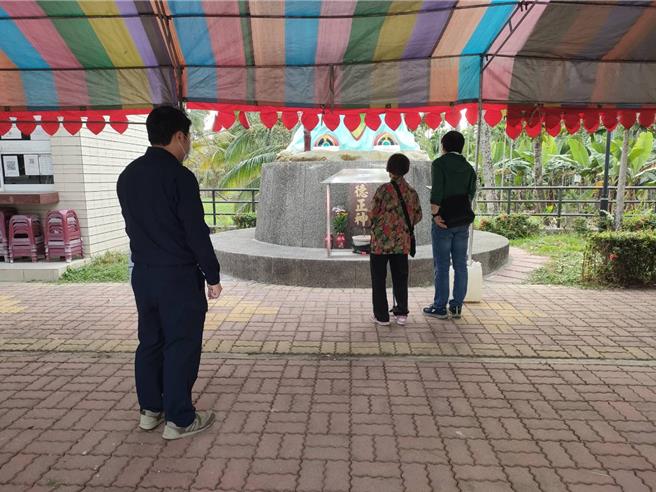 廖女胞姊在儿子陪同下前往妹妹安葬处，让妹妹骨灰罈正名。（读者提供／曹婷婷台南传真）