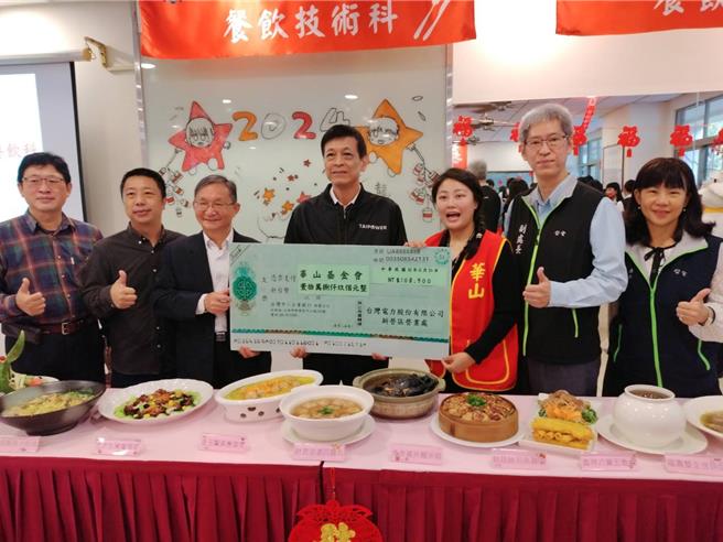台電新營區營業處關懷轄內孤苦長輩，號召員工愛心捐款，今年一共募得10萬8900元，認捐121份的愛心年菜。（張毓翎攝）