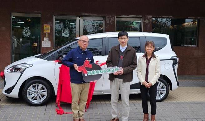 张荣发慈善基金会捐赠全新交通车给桃园市心灯启智教养院。（心灯启智教养院提供／蔡明亘桃园传真）