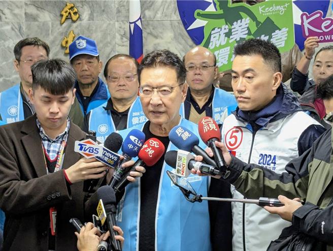 國民黨副總統候選人趙少康（中）表示，150c.c.以下機車已經是許多民眾，尤其年輕民眾的生活及交通必需品，若能取消燃料費，可以造福年輕人。（張志康攝）