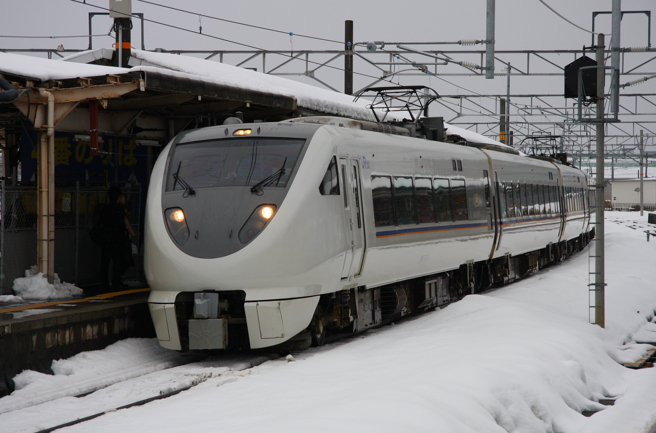 日本受到冬季型态气压分布增强影响，靠日本海侧为主的地区将转为恶劣天候，连市区也可能因为短时间强降雪而快速积雪。(图/shutterstock)
