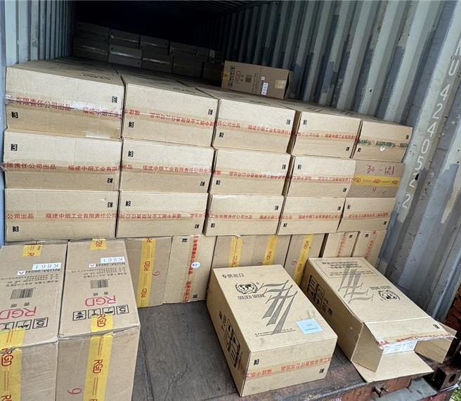 港警要求開櫃時發現貨櫃中放大量走私菸。（翻攝照片／洪靖宜高雄傳真）★《中時新聞網》關心您：吸菸有害健康！戒菸專線：0800-636363。