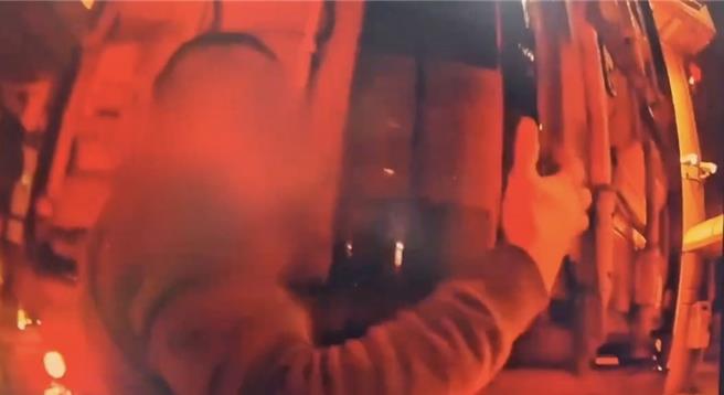 港警要求開櫃時發現貨櫃中放大量走私菸。（翻攝照片／洪靖宜高雄傳真）★《中時新聞網》關心您：吸菸有害健康！戒菸專線：0800-636363。