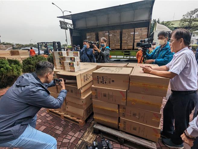 貨櫃中藏放約450箱未稅私菸，總計約有22萬5000包。（翻攝照片／洪靖宜高雄傳真）★《中時新聞網》關心您：吸菸有害健康！戒菸專線：0800-636363。