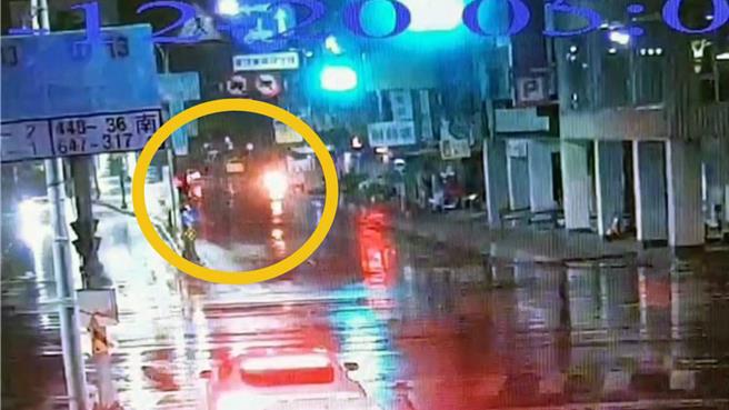 台南市吴姓男子20日清晨骑机车出门捡拾回收物时，行经中西区和纬路四段前，突然被曹姓男子驾驶自小客车自后追撞，当场机车人车倒地并起火燃烧。（读者提供／洪荣志台南传真）