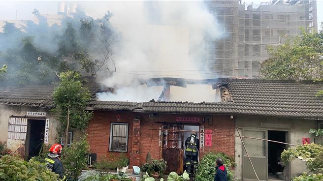 台中市外埔区水美路1处四合院老宅20日发生火警，老旧四合院结构住宅，因火势一度猛烈延烧，火舌及浓烟窜出四合院外。（读者提供／张妍溱台中传真）