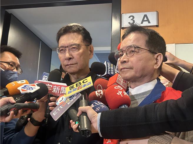 國民黨副總統候選人趙少康（左）20日下午出席立委賴士葆舉辦的「賴士葆聊AI」活動，會後受訪。（陳薏云攝）