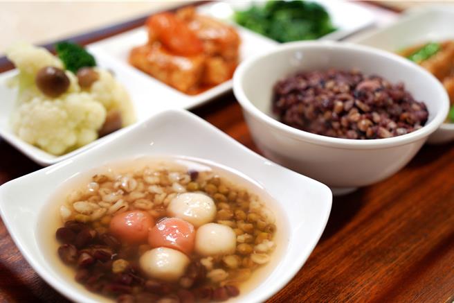 冬至團圓體態不圓，天晟醫院營養師吳婷宇提醒，可盡量避開精緻澱粉類型的配料。（天晟醫院提供／呂筱蟬桃園傳真）