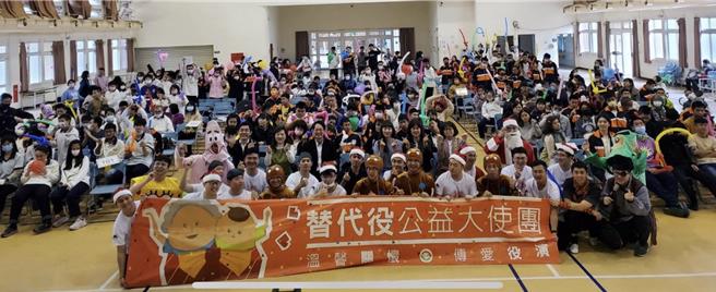 内政部替代役训练及管理中心在今日第9度带领替代役男来到台中特殊教育学校做公益表演。（内政部役政司提供／游念育台北传真）