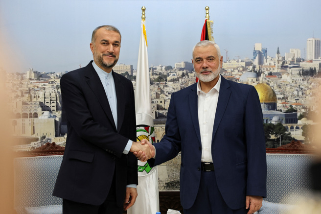 哈瑪斯（Hamas）領導人哈尼雅（Ismail Haniyeh）預計將率領「高級」代表團前往埃及，就加薩（Gaza）新一波停火進行談判。圖為哈瑪斯領導人哈尼雅（右）今與伊朗外交部長會面。（圖／路透社）