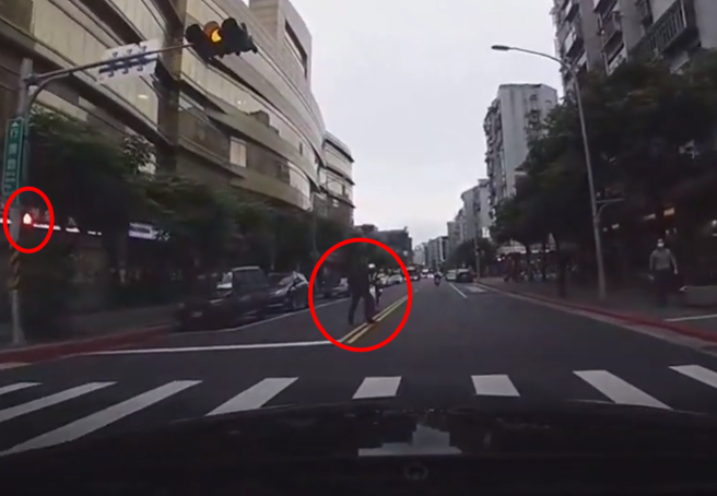 駕駛見行人趕緊減速禮讓，下秒看見巡邏警察將行人攔下，網友見影片嗨翻「終於有看到警察抓行人了」。（ 圖／ 翻攝自「WoWtchout-地圖型行車影像分享平台」）
