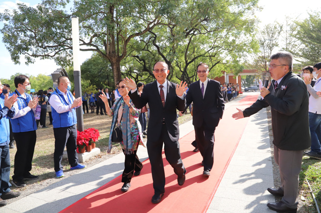 南华大学校长林聪明(中) 获颁「2023荣耀云林典范奖颁奖」。(照片/南华大学提供)
