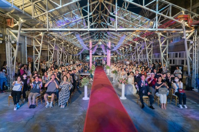 屏东县政府集团婚礼活动于112/10/14举办，50对新人在主婚人周春米县长、证婚人地方法院李昭彦院长及百位亲友见证下完成终身大事。（图/屏东县政府民政处提供）