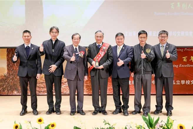 朝阳科大校长郑道明（中）20日获颁私校杰出校长奖，与朝阳团队合影。（朝阳科大提供／陈淑芬台中传真）