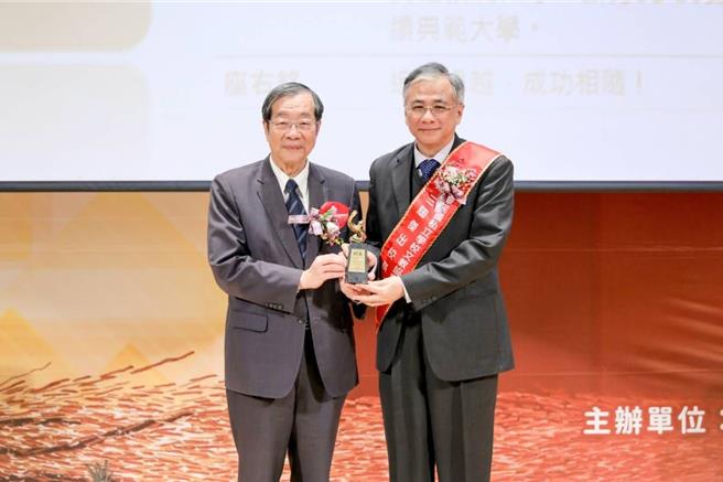 朝阳科大校长郑道明（右）20日获颁私校杰出校长奖，由考试院长黄荣村（左）表扬，展现卓越的校务治理绩效，广受肯定。（朝阳科大提供／陈淑芬台中传真）