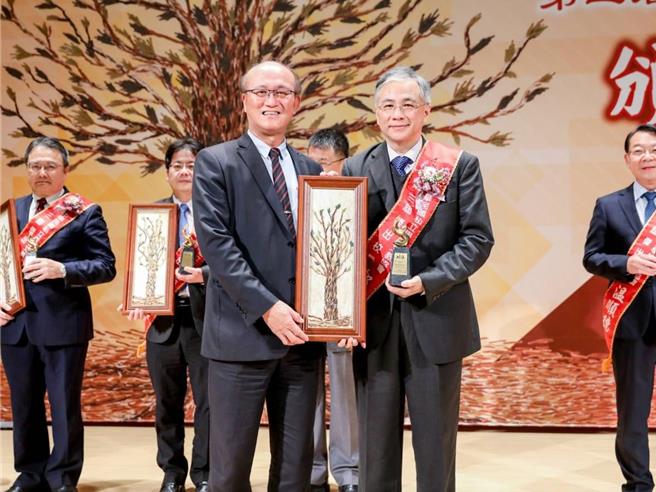 朝阳科大校长郑道明（右）20日获颁私校杰出校长奖，教育部次长林腾蛟（前排左）肯定朝阳科大在郑道明校长（前排右）的带领下表现亮眼。（朝阳科大提供／陈淑芬台中传真）