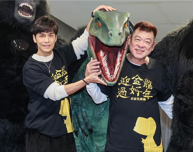 孙德荣（右）与Gino一起出席直播活动。（粘耿豪摄）