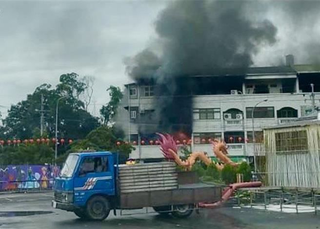 埔里镇中山一路1栋透天厝20日上午11时许起火窜出浓烟，附近工地工人见状报案。（民眾提供／杨静茹南投传真）