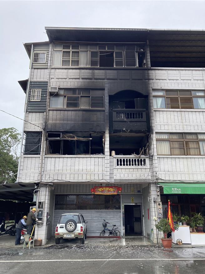 透天厝遭祝融外观烧得焦黑、门窗玻璃碎了一地，屋内更是惨不忍睹。（民眾提供／杨静茹南投传真）