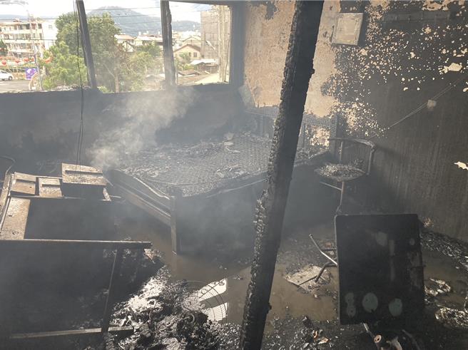 出租套房、雅房的床垫已烧得剩弹簧钢架，脱困租客1轻伤、1重伤，起火原因待调查。（民眾提供／杨静茹南投传真）