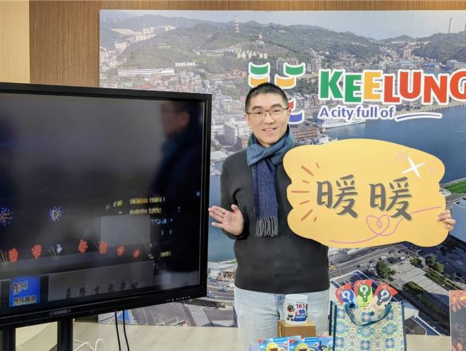 基隆市长谢国梁表示，市府将于跨年夜在文化中心顶楼施放跨年烟火，他并亲自挑选歌手梁静茹的名曲〈暖暖〉作配乐。（张志康摄）