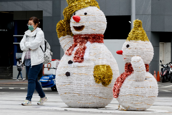 气象署发布低温特报，20日傍晚至周五（22日）各地易有10度以下低温发生。（陈信翰摄）