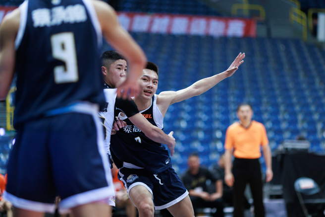 東泰高中傅宥翔（後右）努力卡位要球。（高中體總提供）