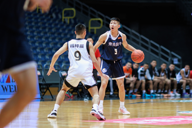 東泰高中蔡承翰（右）組織進攻。（高中體總提供）