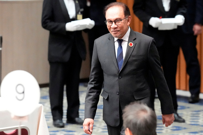 马来西亚首相安华声明，禁止所有悬挂以色列国旗船只靠泊大马港口。（图／路透社）