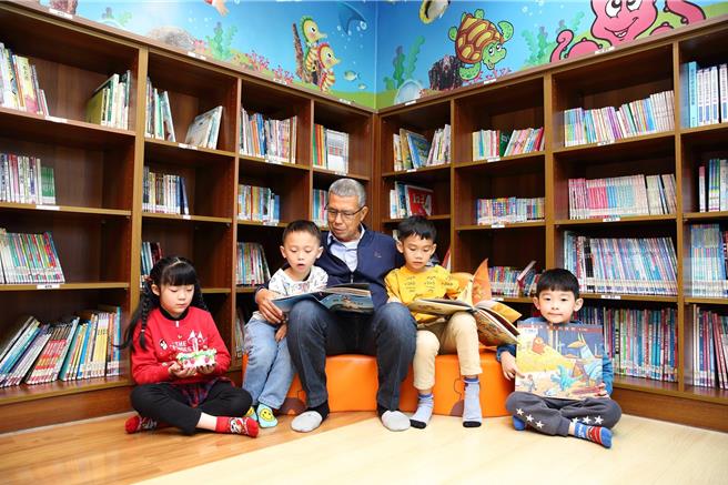 社头乡长萧浚二（中）表示，过去社头乡的生育奖励金每胎为6000元，将从明年起提高至1万元、第2胎1万5000元，第3胎则翻倍到2万，目前预算都已经在日前乡代会定期会通过。（社头乡公所提供／吴建辉彰化传真）