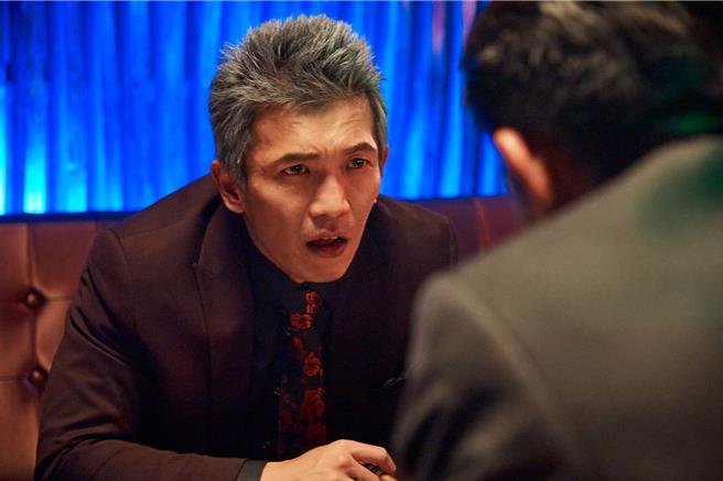 黄尚禾剧中顶一头白髮造型曾吓到路人。（三立提供）