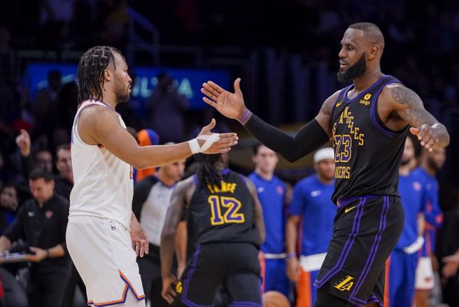 湖人詹姆斯(右)问候尼克队布朗生。（美联社资料照）