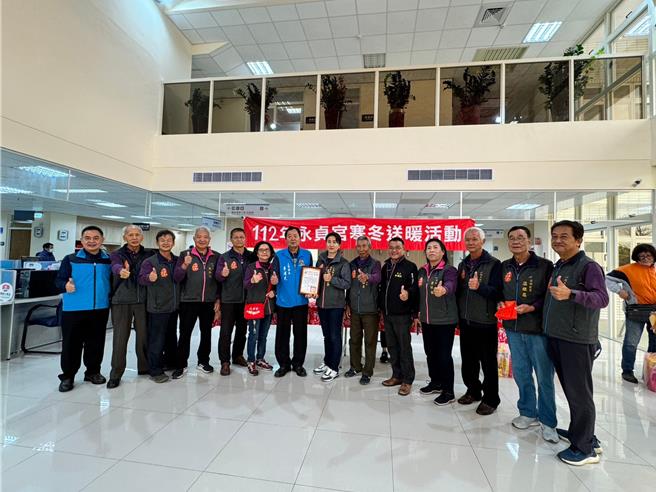 2023年永貞宮歲末寒冬送暖活動從20日開始，由張淑芬率領全體幹部赴三灣鄉公所發送慰助金。（永貞宮提供／謝明俊苗栗傳真）