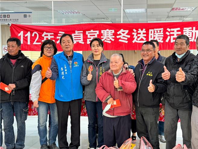 2023年永貞宮歲末寒冬送暖活動從20日開始，由張淑芬率領全體幹部赴三灣鄉公所發送慰助金。（永貞宮提供／謝明俊苗栗傳真）