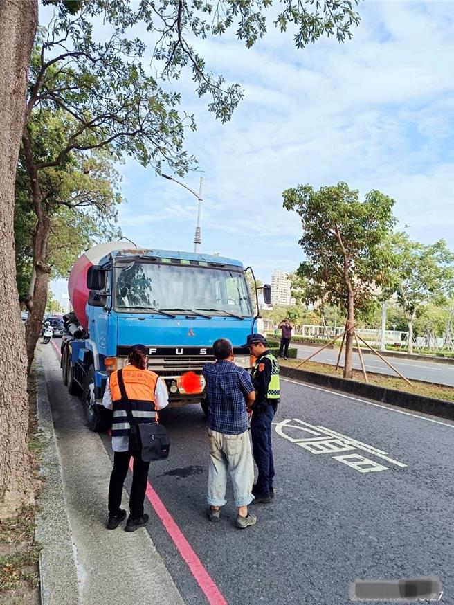 高雄市區監理所結合高雄市交通局、警察交通大隊加強攔查大型車輛，交通大隊警方提醒，大型車胎紋不足、未依規定裝載最要命。（高雄市區監理所提供／任義宇高雄傳真）