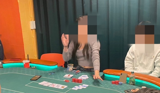 美女荷官正在发牌，看到警察傻眼。（翻摄画面）