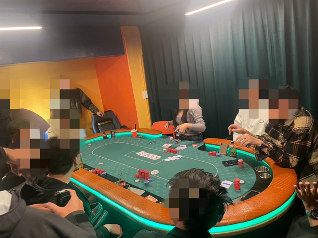 警方在串烤店内发现职业赌场。（翻摄画面）