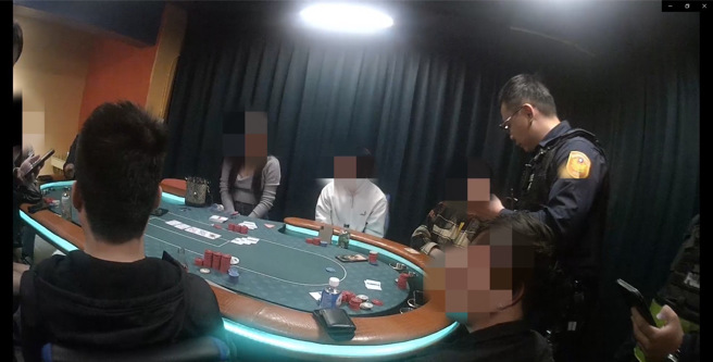 警方在串烤店内发现职业赌场。（翻摄画面）