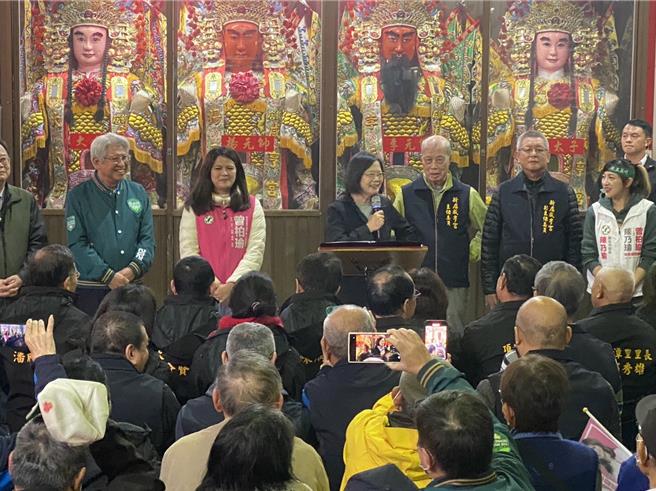 面对大批热情的支持者，蔡英文要求票投赖清德、萧美琴及民进党，希望乡亲支持曾柏瑜，让国会过半。（高钧麟摄）