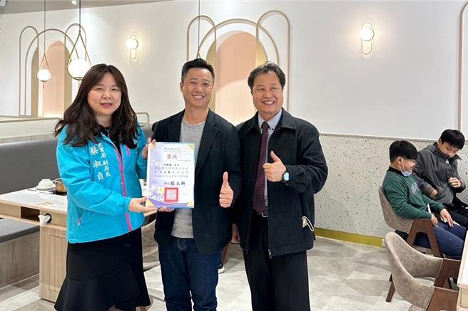 县府教育局副局长蔡淑贞（左）颁发县府感谢状给吴德建（中），信势国小校长曾鸿德（右）信势国小校长曾德鸿带领10位孩子使用「幸福种子卡」品尝爱的餐点。（新竹县政府提供／罗浚滨新竹传真）