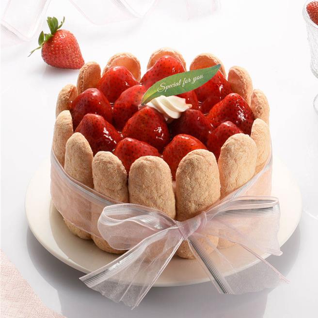 「草莓夏洛特」豔紅色的新鮮草莓鋪滿蛋糕表面，搭配軟綿手指餅乾及香草蛋糕，7吋1480元。 （亞尼克提供）