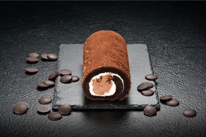 亞尼克攜手巧克力界LV「Weiss」，推出精品級「榛果厚巧克力生乳捲」等巧克力甜點，絕對攻陷巧克力控們的味蕾。 （亞尼克提供）