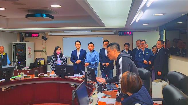 台北市议会法规委员会今(20)日针对台北市青年局相关的筹组法规展开审查，但有议员质疑青年局的业务范畴是迭床架屋，现场陷入蓝绿对抗，民进党台北市议员洪健益也在台北市长蒋万安到场送水果致意时当面抗议。(黄敬文摄)