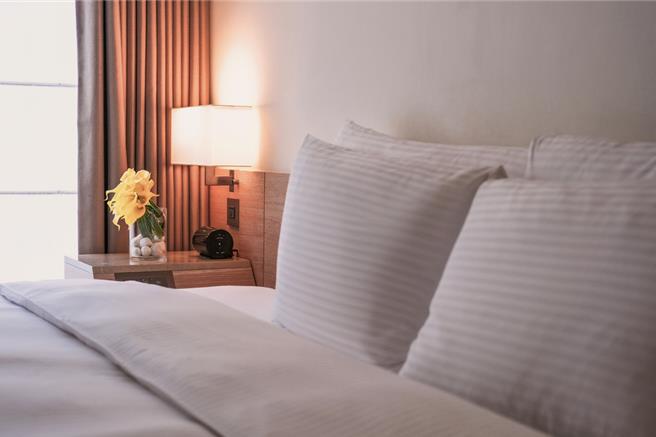 和逸饭店台北忠孝馆推出「岁末跨年 欢庆2024」三天两夜住房专案，赠双人早餐、典藏红酒及经典起司冷肉盘，每房1万4000元起。（国泰饭店观光事业提供）★《中时新闻网》关心您：饮酒过量，有碍健康。酒后不开车，安全有保障！