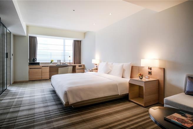 和逸饭店台北忠孝馆推出每日5间的舒适套房，独享完整入住48小时，并加赠价值万元的「十十满逸护照」，最低2万6500元起。（国泰饭店观光事业提供）