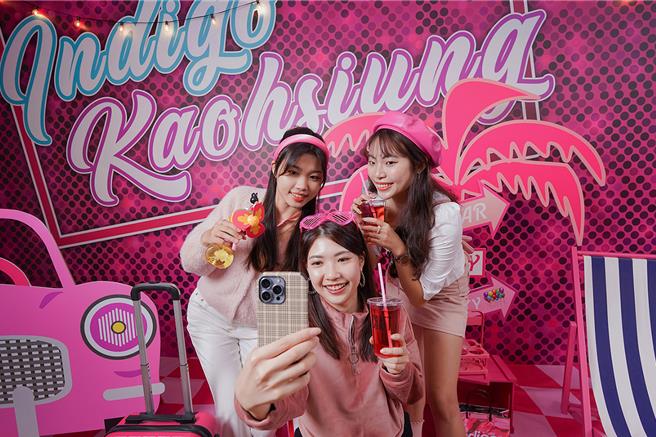 「粉轰趴Pink Party」结合酒店各处粉红打卡点、露天酒吧及电音，加上粉红限定特调等，让民眾用浪漫的粉红色迎接2024年。（高雄英迪格酒店提供）★《中时新闻网》关心您：饮酒过量，有碍健康。酒后不开车，安全有保障！